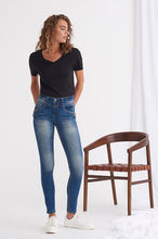 Load image into Gallery viewer, Amalie Jeans Shape fit